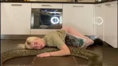 Anaconda साप उशाशी घेऊन झोपते ही सुंदर मुलगी; सोशल मीडियावर व्हिडिओ व्हायरल