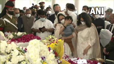 Delhi: सीडीएस बिपीन रावत यांच्यासह पत्नी मधुलिका यांच्या अंत्यसंस्कारापूर्वी त्यांच्या मुली क्रितिका आणि तारीनी यांनी वाहिली श्रद्धांजली