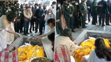 CDS Bipin Rawat Funeral: अलविदा जनरल! CDS बिपिन रावत आणि त्यांची पत्नी मधुलिका यांच्यावर दिल्लीत लष्करी इतमामात अंत्यसंस्कार, मुलींनी दिला मुखाग्नी