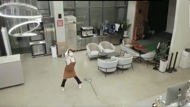 Sweeper's Viral Video: सफाई कर्मचारी करत होती डान्स, अचानक आला कॅफेचा मालक, पाहा व्हिडिओ