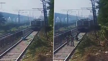 Mumbai Local Viral Video: शिवडी रेल्वे स्थानकामध्ये मोटारमॅनच्या सतर्कतेने रेल्वे रूळावर आत्महत्येसाठी पडलेल्या व्यक्तीला मिळाले जीवनदान