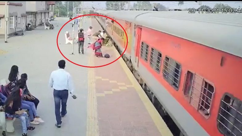 Railway Station CCTV Footage: आरपीएफ जवानाचे प्रसंगावधान, ट्रेनखाली येणाऱ्या महिलेचे थोडक्यात वाचले प्राण (पाहा व्हिडिओ)
