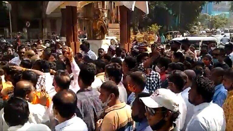Shivaji Maharaj Statue desecration In Karnataka: शिवाजी महाराज पुतळ्याची विटंबने विरोधात मुंबई येथील शिवाजी पार्क परिसरात शिवसैनिकांची निदर्शने
