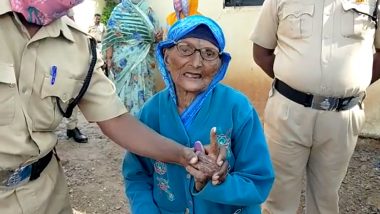 Sangli Local Body Elections 2021: खानापूर नगरपंचायत निवडणुकीत 102  वर्षीय शांताबाई लवजी मोरे यांनी बजावला मतदानाचा हक्क