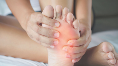 Winter Health Tips: थंडीच्या दिवसात पायांना सूज येते? तर 'या' घरगुती उपयांनी मिळवा समस्येपासून सुटका