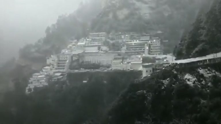 कटरा मध्ये Mata Vaishno Devi Shrine परिसरात हिमवृष्टी;  बॅटरी कार, हेलिकॉप्टर सेवा बंद, यात्रा मात्र सुरू राहणार