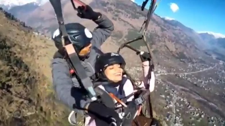 Paragliding करताना बिघडली मुलीची प्रकृती, इंस्ट्रक्टरला म्हणाली; 'मला खाली पाहू देऊ नकोस', पहा मजेशीर व्हिडिओ