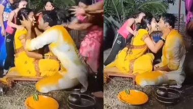 Marathi Romantic Couple: हळद काढताना नवरा-नवरी रोमँटीक, लहान मुलांसह कुटुंबीयांचाही ओसांडतोय आनंद (Watch Video)