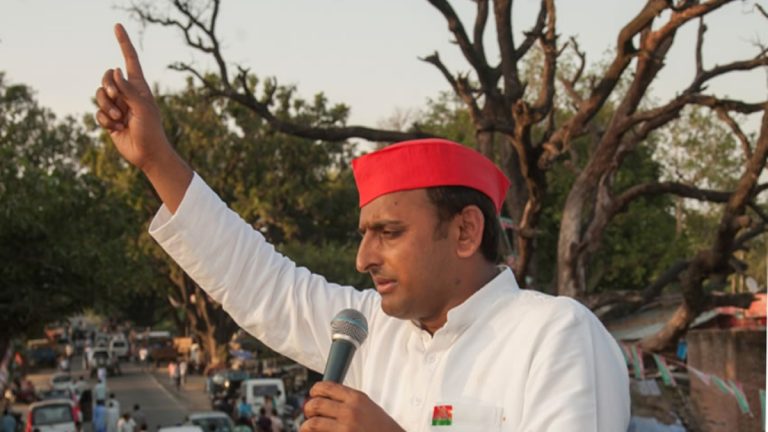 Akhilesh Yadav Security Breach: अखिलेश यादव यांच्या सुरक्षेचा अडथला आणण्याचा प्रयत्न, कमांडोने शिताफीने तरुणाला पकडले