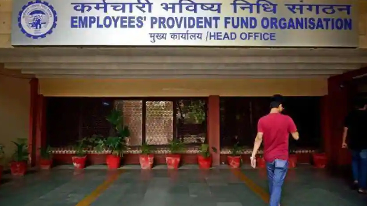 PF खातेधारकांसाठी EPFO चा मोठा निर्णय, आता फक्त 12 महिन्यांतच काढता येणार पूर्ण पीएफ रक्कम