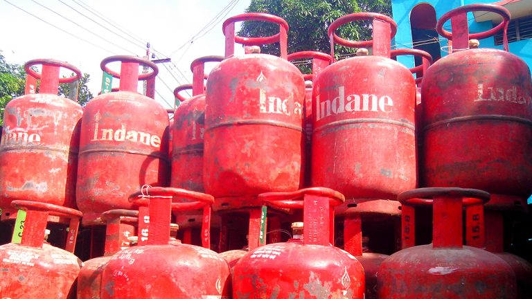 LPG Cylinder Price Hike: एलपीजी सिलिंडर आजपासून 250 रुपयांनी महागला