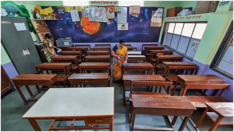 School Fees Hike: LKG  मध्ये शिकणार्‍या मुलासाठी 3.7 लाख वर्षाची फी; पालकांवर वाढतयं आर्थिक ओझं!