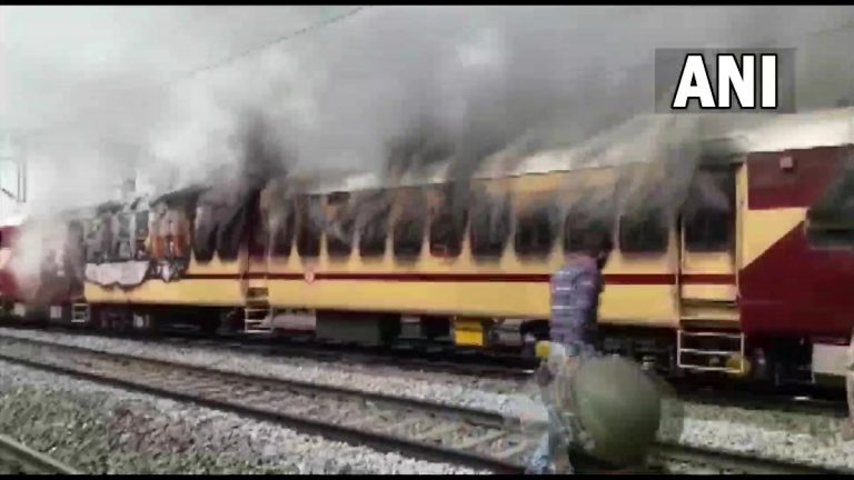 Train Vandalized In Gaya, Bihar: रेल्वे परीक्षा कधीत गैरप्रकारावरुन बिहारमधील गया येथे अज्ञातांकडून ट्रेनची तोडफोड