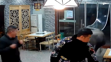 Viral Video: एका रेस्टॉरंटमधील माणसावर रेड्याने केला हल्ला, व्हिडिओ सोशल मिडीयावर व्हायरल