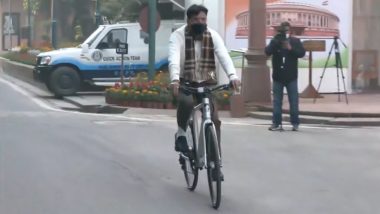 केंद्रीय आरोग्यमंत्री Mansukh Mandaviya यांनी संसदेमध्ये जाण्यासाठी केली सायकलस्वारी (Watch Video)