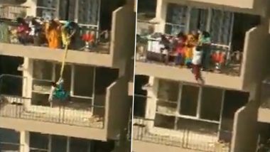 Faridabad Viral Video: आईने चक्क गॅलरीतून पडलेले कपडे उचलण्यासाठी मुलाला बेडशीटला बांधून उतरवले खाली; पहा या खतरनाक स्टंटबाजीचा वायरल व्हिडिओ