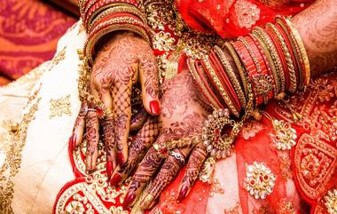 Couple Gets Married in Heavy Rain: मुसळधार पावसात व्हिडिओ कॉलवर जोडपे अडकले लग्नाच्या बेडीत