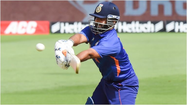 IND vs WI 3rd ODI: टीम इंडियाला चौथा झटका, अर्धशतक करून Rishabh Pant ने धरली पॅव्हिलियनची वाट