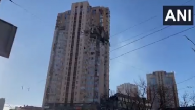 Russia-Ukraine Crisis: युक्रेनमधील कीव येथील रहिवाशी इमातीवर क्षेपणस्र हल्ल्याचा व्हिडिओ व्हायरल, पहा अंगावर काटा येणारे दृष्य (Watch Video)