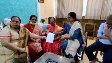 मुंबईच्या  महापौर Kishori Pednekar यांनी राज्य महिला आयोगाच्या 2 सदस्यांसोबत Disha Salian च्या कुटुंबाची घेतली भेट; राजकीय फायद्यासाठी मुलीच्या मृत्यूनंतर बदनामी थांबवण्यासाठी पत्र