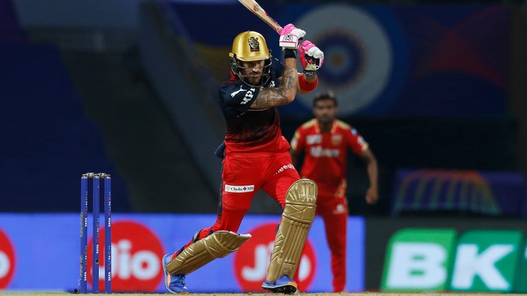 IPL 2022, PBKS vs RCB Match 3: फाफ डु प्लेसिस याने पंजाब गोलंदाजांवर चढवला जोरदार हल्ला, 41 चेंडूत RCB साठी पूर्ण केले पहिले अर्धशतक