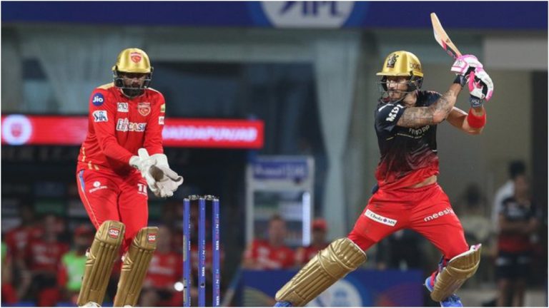 IPL 2022, PBKS vs RCB Match 3: कर्णधार Faf du Plessis 88 धावांची वादळी खेळी करून पॅव्हिलियनमध्ये परतला