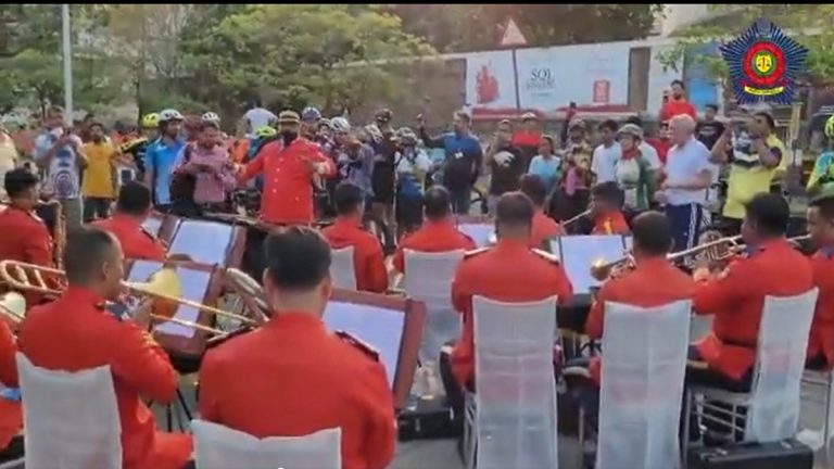 Mumbai Sunday Streets: मुंबई पोलिसांच्या Khaki Studio ने  'संडे ऑन स्ट्रीट्स' ची सांगता करताना वाजवली श्रीवल्ली गाण्याची धून