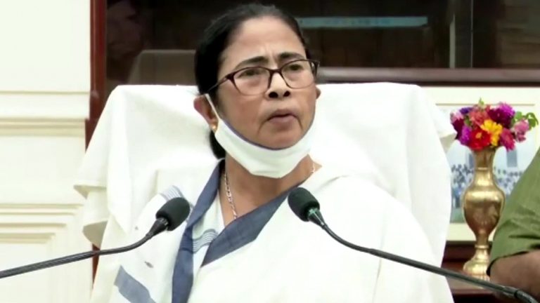 Mamata Banerjee Rides Pillion Video: पश्चिम बंगालच्या मुख्यमंत्र्यांनी कोलकाता येथे 'संप्रीती रॅली' दरम्यान स्कूटर राइडचा घेतला आनंद , व्हिडिओ व्हायरल