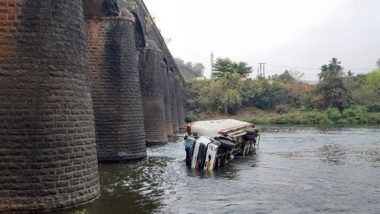 Sindhudurg: औषधांनी भरलेला कंटेनर सुख नदीपात्रात कोसळला, दोन ठार