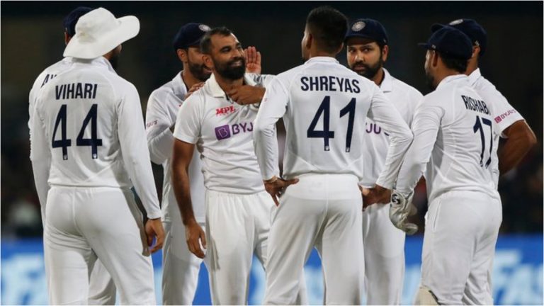 IND vs SL Pink Ball Test Day 1: श्रीलंकेला तिसरा झटका, श्रीलंकाई कर्णधार दिमुथ करुणारत्ने याचा मोहम्मद शमी याने उडवला त्रिफळा