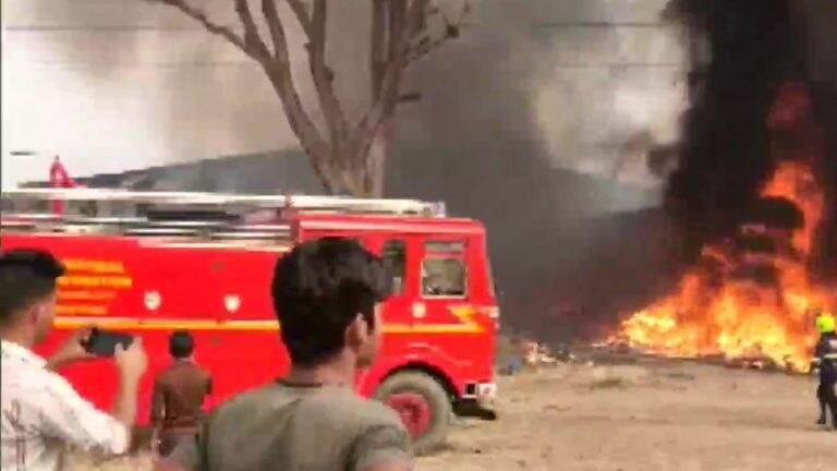 Thane Fire: शिळफाटा-महापे रोडवर भंगार दुकानाला HP Petrol Pump जवळ आग;अग्निशमन दल घटनास्थळी दाखल