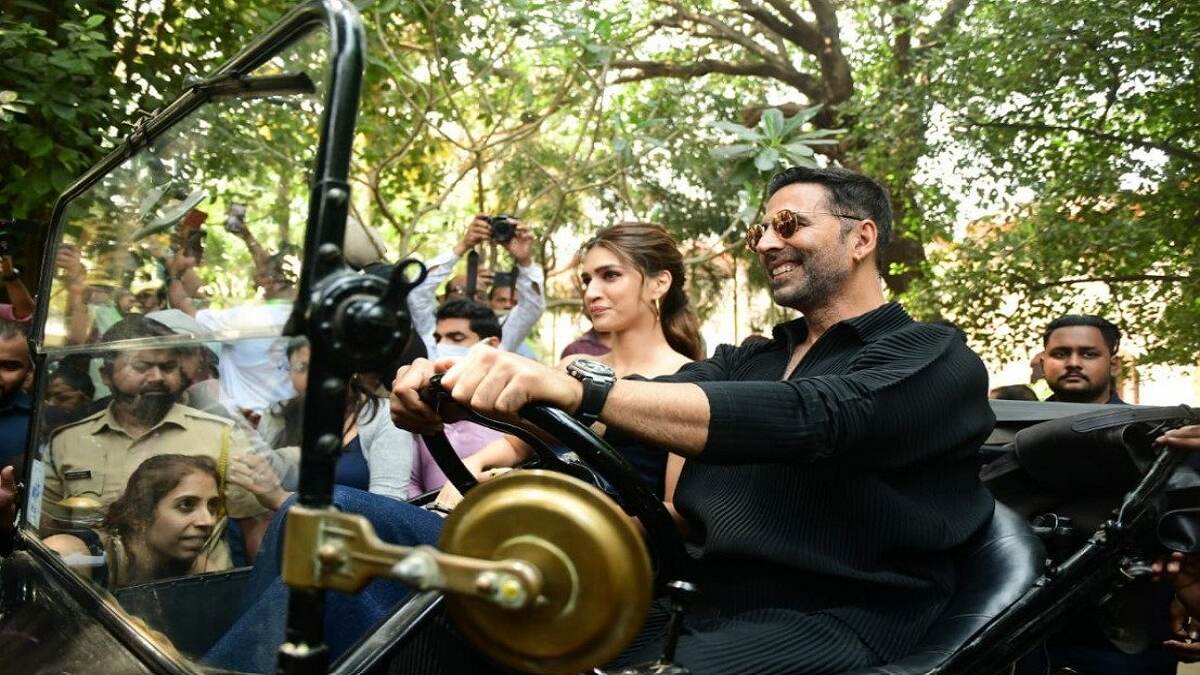 Vintage Cars And Bikes Exhibition: अभिनेता अक्षय कुमार आणि क्रिती सॅननची व्हिंटेज कार आणि बाइक्सच्या प्रदर्शनाला भेट