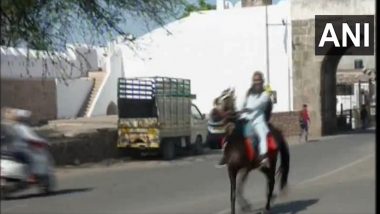 Aurangabad: पेट्रोल-डिझेल परवडत नाही, औरंगाबदचा तरुण कामावर जाण्यासाठी वापरतो घोडा; व्हिडिओ व्हायरल