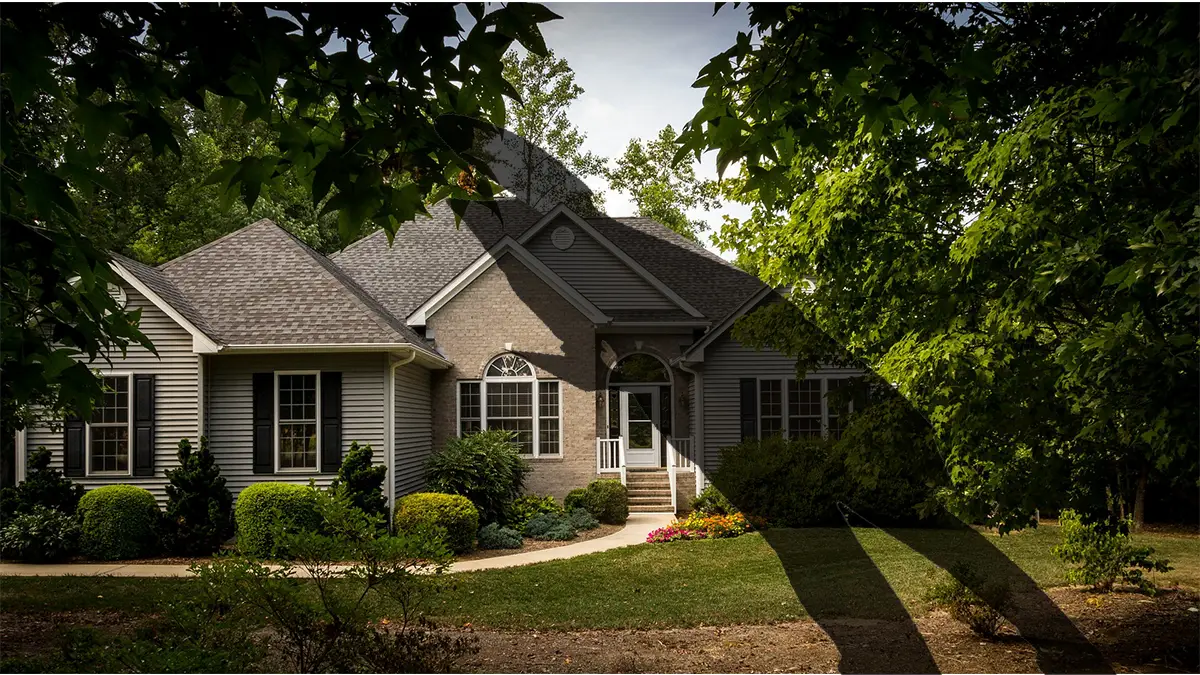 Ex-Husband On Sale: महिलेने घरासह दिली माजी नवऱ्याला  विकण्याची ऑफर; म्हणाली, 'झाडू-फर्शी पुसेल'