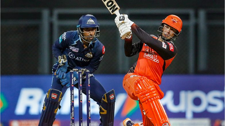 IPL 2022, GT vs SRH: आयपीएलचा नवीन वंडरबॉय अभिषेक शर्माने T20 च्या सर्वोत्कृष्ट गोलंदाजाला धु..धु.. धुतलं, दोन षटकार मारत पूर्ण केले अर्धशतक; पाहा व्हिडिओ