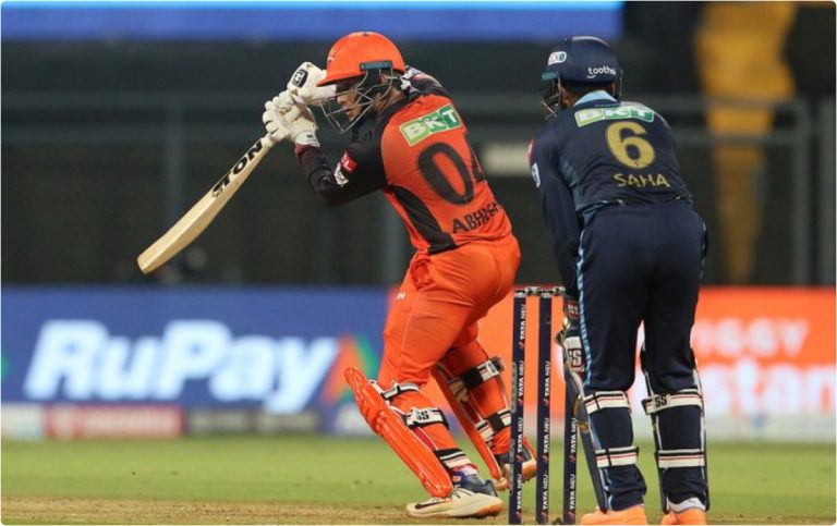 IPL 2022, GT vs SRH Match 40: गुजरात गोलंदाजांवर हल्ला चढवत अभिषेक शर्माने ठोकले तुफानी अर्धशतक, हैदराबादची धावसंख्या शंभरी पार