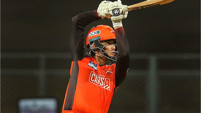 IPL 2022, GT vs SRH Match 40: अभिषेक शर्माच्या शानदार अर्धशतकी खेळीवर ब्रेक, अल्झारी जोसेफने केले क्लीन बोल्ड