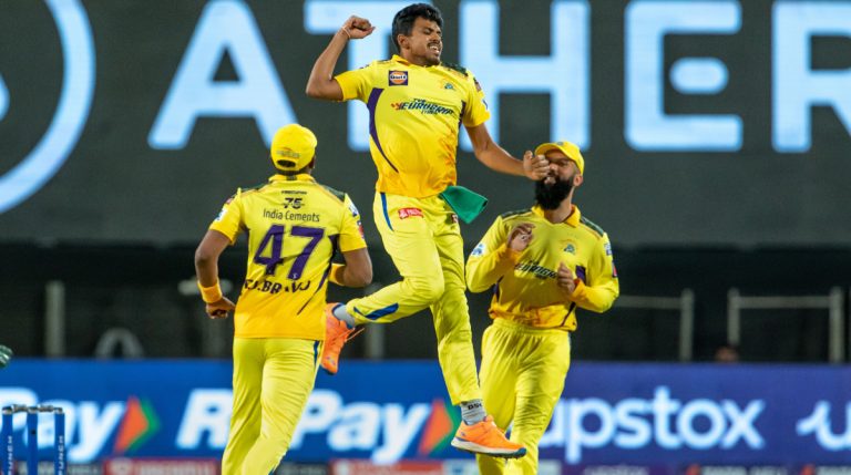 IPL 2022, MI vs CSK Match 33: पॉवरप्लेमध्ये मुंबईची पलटन बॅकफूटवर, चेन्नईच्या मुकेश चौधरी याचा दबदबा