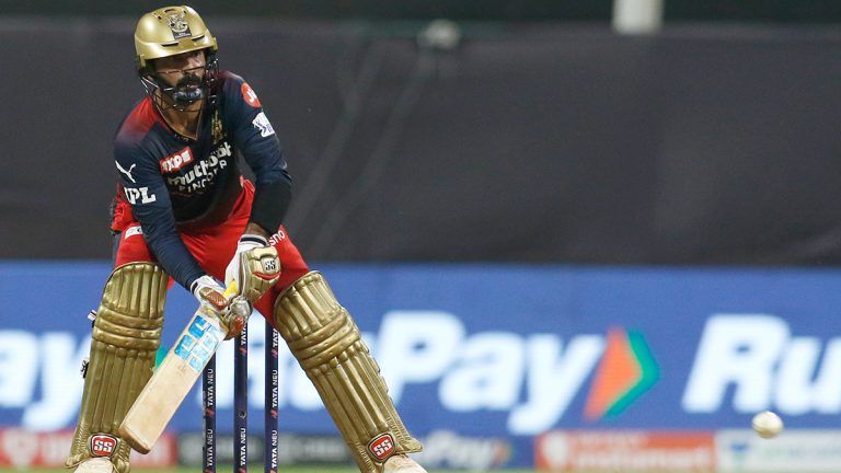 IPL 2022, DC vs RCB Match 27: मुस्तफिजुर रहमानला 6 चेंडूतच Dinesh Karthik ने चांगलं धुतलंय, दिल्लीच्या गोलंदाजाला दिली चोप (Watch Video)