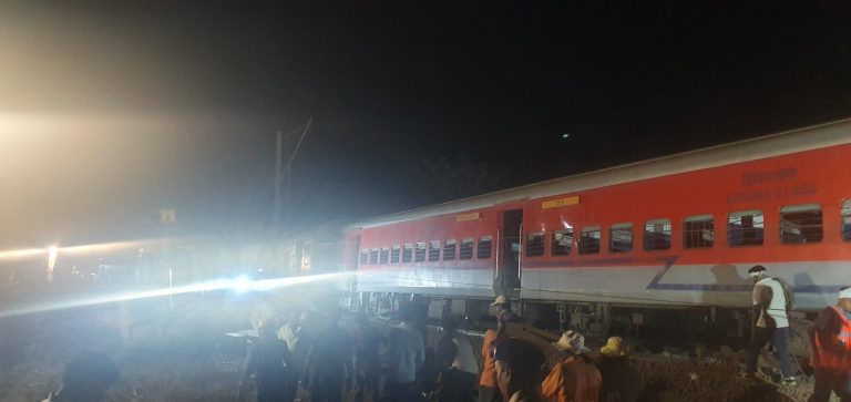 LTT-Jaynagar Express Derailment Update: नाशिक मध्ये रूळावरून घसरलेल्या एलटीटी-जयनगर एक्सप्रेसला पुन्हा रूळावर आणण्यात यश; दुपारपर्यंत ट्रॅकच्या दुरूस्तीचं काम होणार पूर्ण