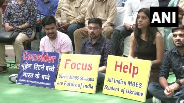 New Delhi: युक्रेनमधून परतलेल्या भारतीय विद्यार्थ्यांना प्रवेश मिळत नसल्याने सरकारविरोधात दिल्लीतील जंतरमंतर येथे केले आंदोलन
