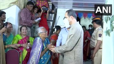 Mumbai: राणा यांचाविरोधात मातोश्री बाहेर पहारा देणाऱ्या आजींच्या घरी मुख्यमंत्री उद्धव ठाकरे यांनी सहकुटुंब घेतली भेट