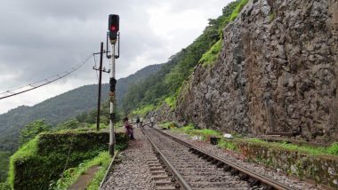 Konkan Railway: कोकण रेल्वेची वाहतूक ठप्प, मुसळधारपावसामुळे रुळांवर माती