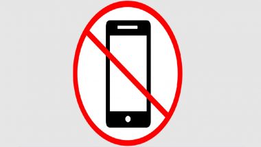 Mobile Ban In Schools: सोलापूरमध्ये झेडपी शाळेमध्ये शिक्षकांना मोबाईल वापरण्यास बंदी, विद्यार्थ्यांच्या भवितव्यासाठी महत्त्वपूर्ण निर्णय