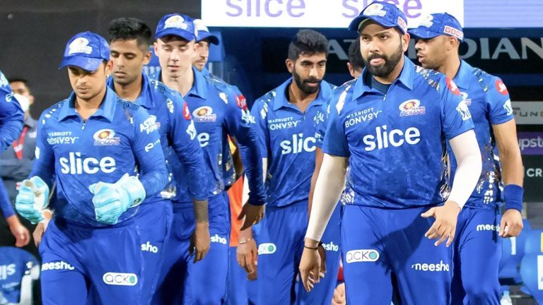 IPL 2022, MI vs DC Match 69: दिल्लीचा निम्मा संघ तंबूत परतला, Rishabh Pant आऊट