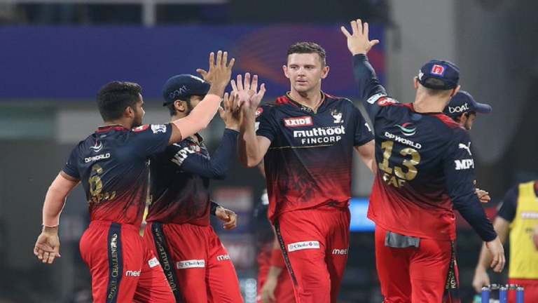 IPL 2022, RCB vs GT: गुजरात टायटन्सला पहिला धक्का, Maxwell ने पकडला शुभमन गिलचा शानदार कॅच