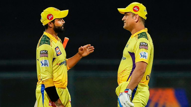 Ravindra Jadeja Hands over CSK Captaincy: हैदराबादविरुद्धच्या सामन्यापूर्वी रवींद्र जडेजाचा मोठा निर्णय, पहा कोणाच्या हाती आली CSK ची कमान