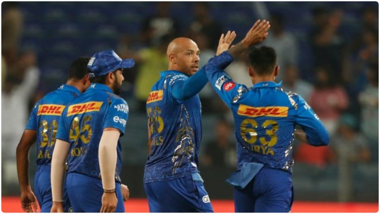 IPL 2022, MI vs KKR Match 14: टायमल मिल्सचा मुंबईला मोठा दिलासा, खतरनाक आंद्रे रसेल स्वस्तात आऊट