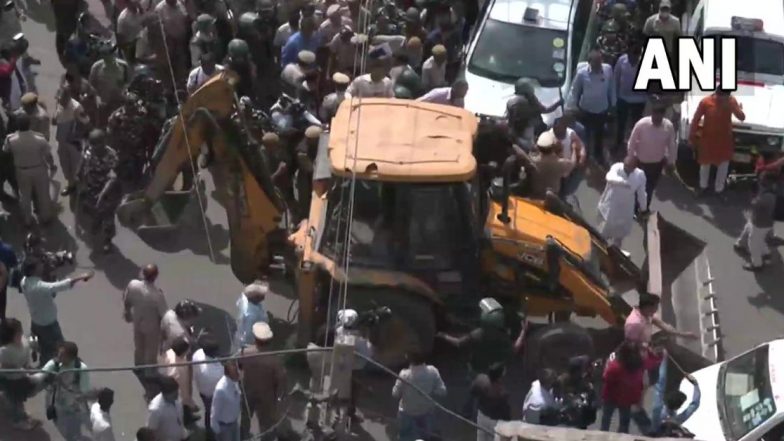 Delhi: जहांगीरपुरीमध्ये बुलडोझरच्या कारवाईवर सर्वोच्च न्यायालयाने घातली बंदी, आता उद्या होणार सुनावणी