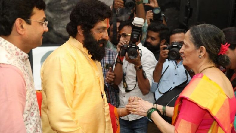 Dharmaveer: प्रसाद ओक यांना आनंद दिघे यांच्या रुपात बघून बहिण अरुणाताई झाल्या भावूक !